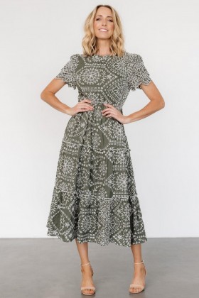  발틱 본 미라벨 아이렛 미디 드레스 올리브 + 화이트 | 의류 게스트 드레스